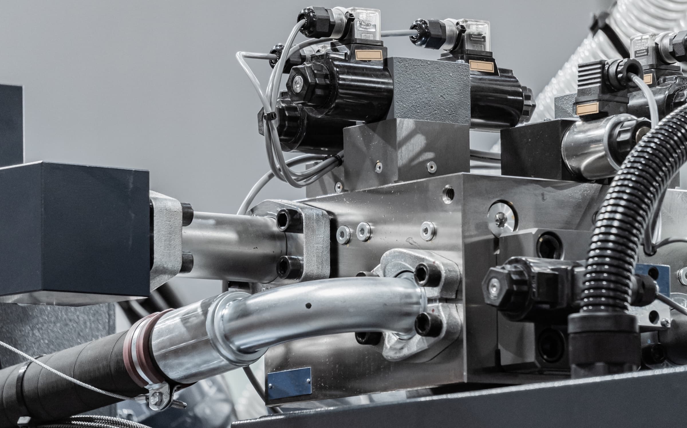 Industrial hydraulic manifold, valves, and control connections